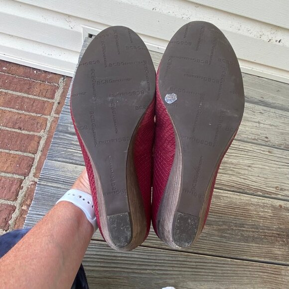 BCBGeneration Red Embossed Manmade Leather Wedges Women Size 9B 39 GUC - Picture 9 of 12